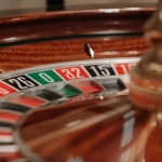 Роскошное колесо рулетки в элитном казино с золотыми деталями